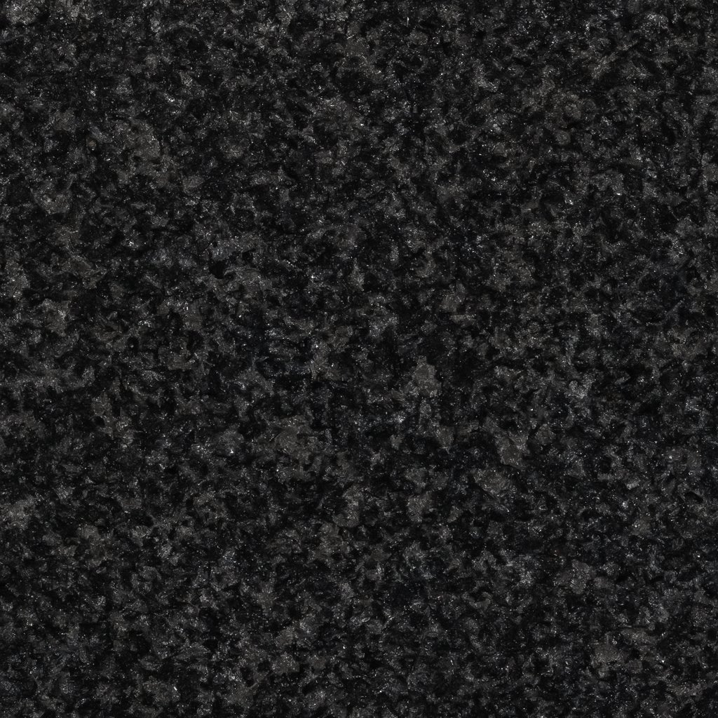 Superficie de Granito Negro San Gabriel con textura uniforme y tono oscuro elegante.