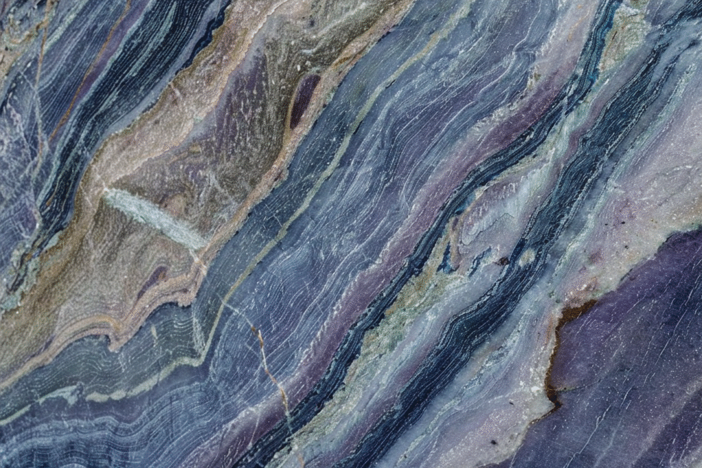 Superficie de Granito Azul Imperial con vetas onduladas en tonos azules, violetas y grises.