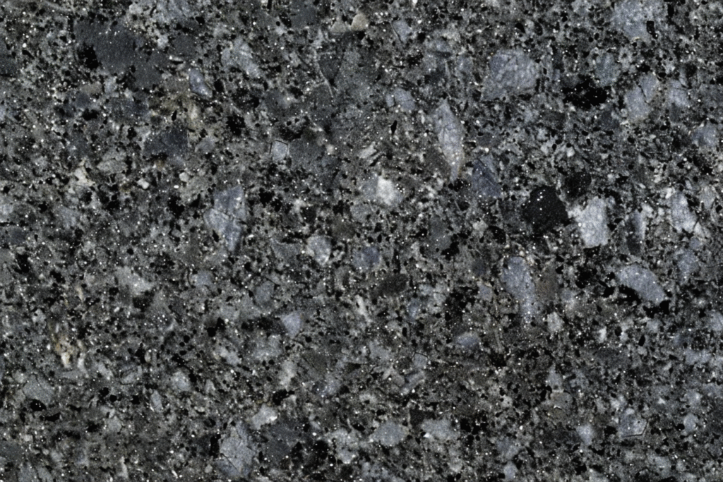 Superficie de granito Steel Grey de tono gris oscuro, disponible en Recubrimientos Naturales Cancún.